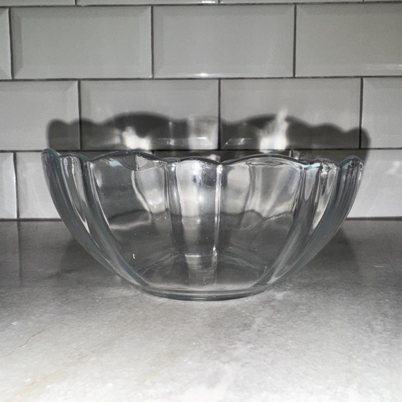 Arcoroc France 6 Inch Diameter Bowl-Clear-Scalloped‎ Sides-EUC - Picture 1 of 7